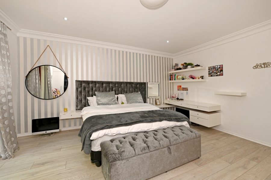 To Let 4 Bedroom Property for Rent in Constantia Western Cape